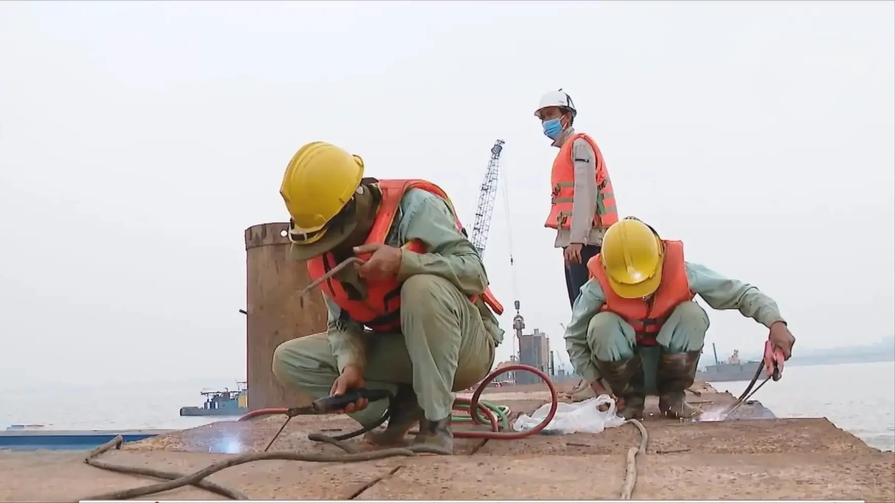 Những ngày đầu năm trên công trường đường vành đai 4